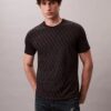 Κλασικό T-shirt Liquid Touch με Monogram σε όλη την επιφάνεια Κλασικό T-shirt Liquid Touch με Monogram σε όλη την επιφάνεια