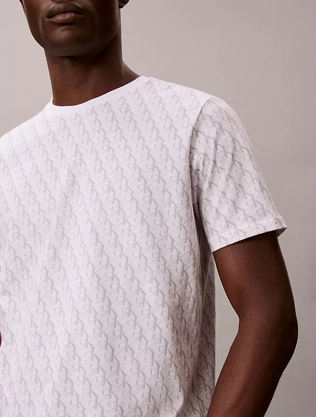 Κλασικό T-shirt Liquid Touch με Monogram σε όλη την επιφάνεια Κλασικό T-shirt Liquid Touch με Monogram σε όλη την επιφάνεια