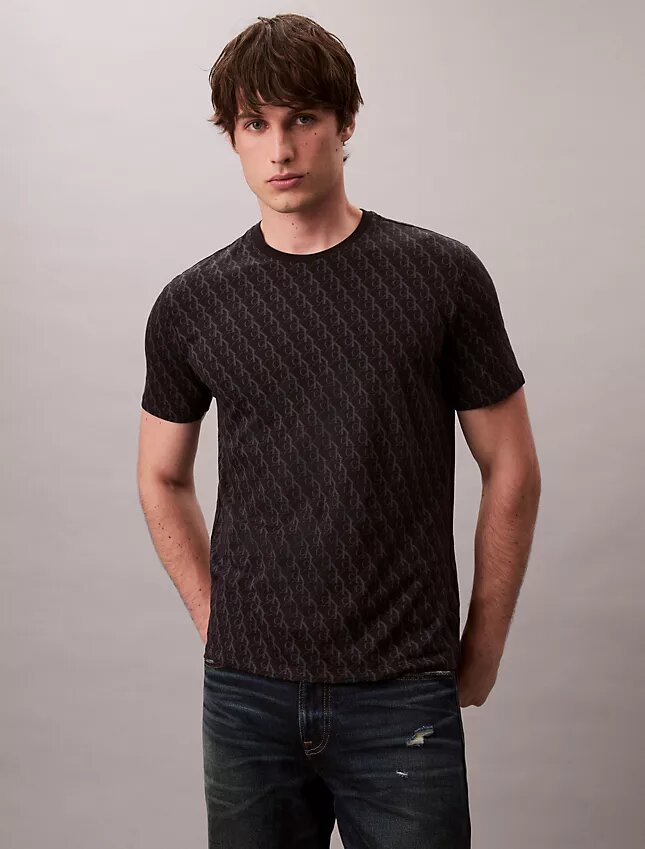 Κλασικό T-shirt Liquid Touch με Monogram σε όλη την επιφάνεια Κλασικό T-shirt Liquid Touch με Monogram σε όλη την επιφάνεια