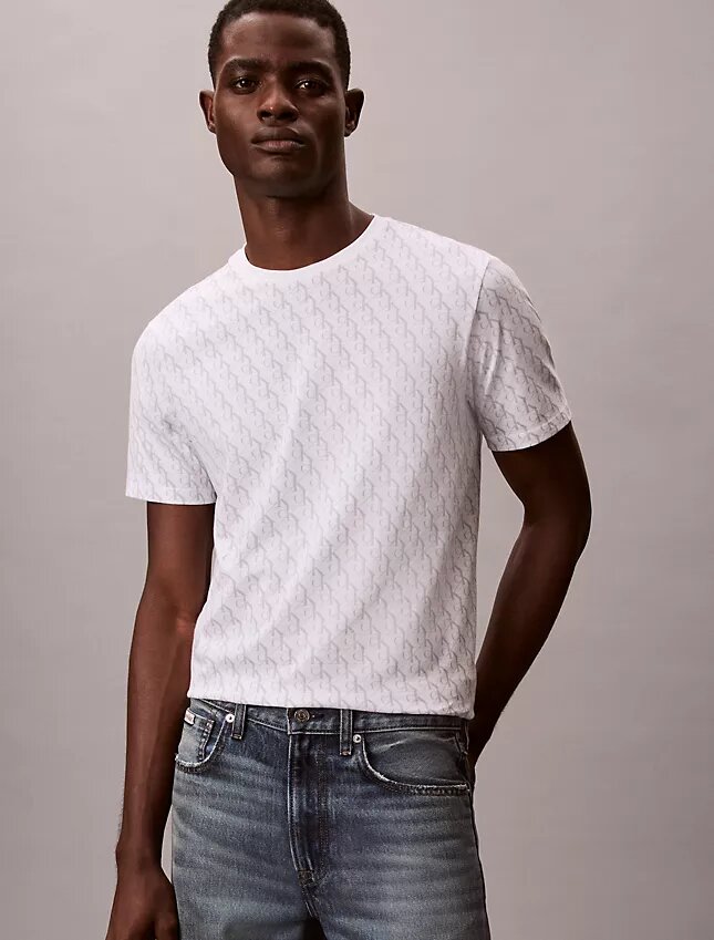 Κλασικό T-shirt Liquid Touch με Monogram σε όλη την επιφάνεια Κλασικό T-shirt Liquid Touch με Monogram σε όλη την επιφάνεια