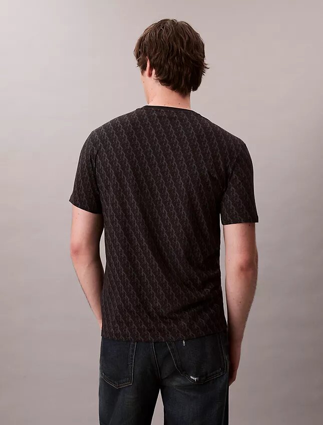 Κλασικό T-shirt Liquid Touch με Monogram σε όλη την επιφάνεια Κλασικό T-shirt Liquid Touch με Monogram σε όλη την επιφάνεια