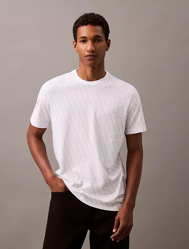Κλασικό T-shirt Liquid Touch με Monogram σε όλη την επιφάνεια Κλασικό T-shirt Liquid Touch με Monogram σε όλη την επιφάνεια