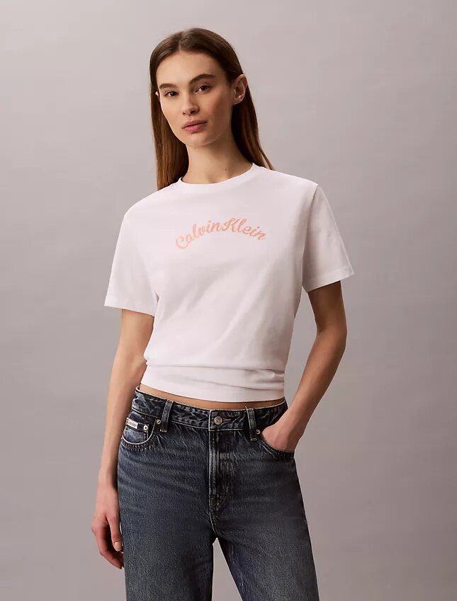 Κλασικό T-shirt με γραφικό λογότυπο από φελτ Κλασικό T-shirt με γραφικό λογότυπο από φελτ