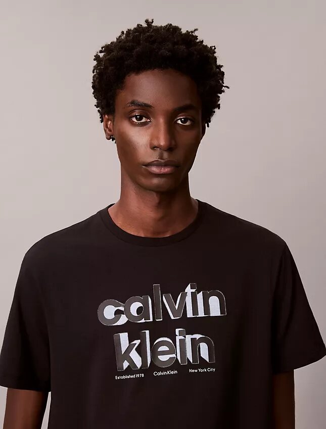 Κλασικό T-shirt με γραφικό λογότυπο σε σκιώδη απόδοση Κλασικό T-shirt με γραφικό λογότυπο σε σκιώδη απόδοση