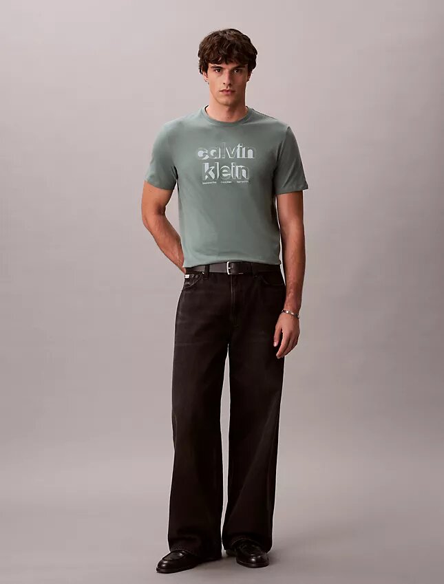 Κλασικό T-shirt με γραφικό λογότυπο σε σκιώδη απόδοση Κλασικό T-shirt με γραφικό λογότυπο σε σκιώδη απόδοση