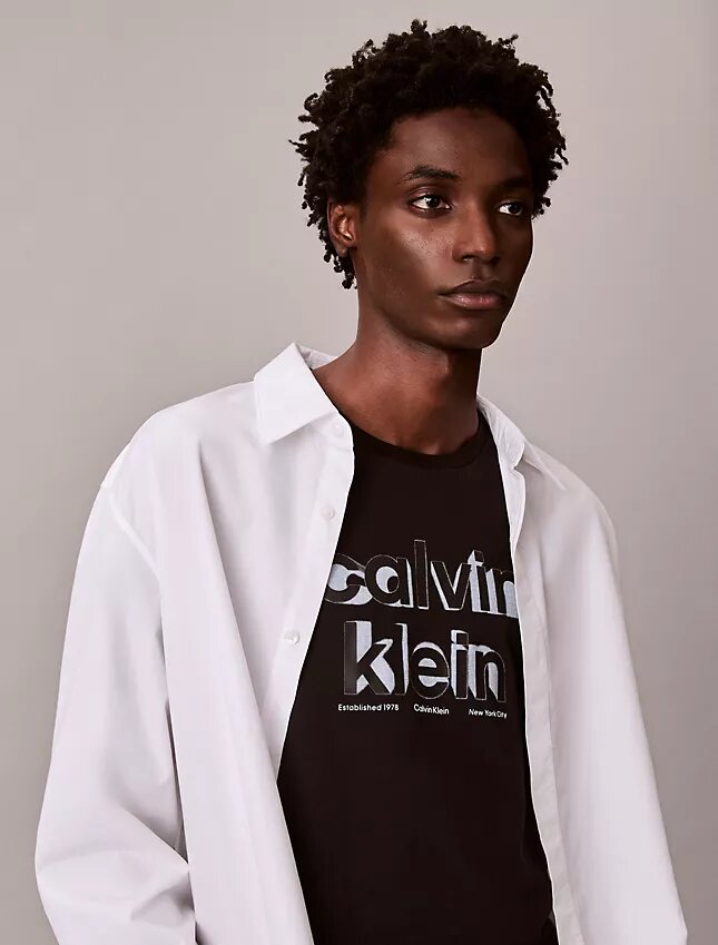 Κλασικό T-shirt με γραφικό λογότυπο σε σκιώδη απόδοση Κλασικό T-shirt με γραφικό λογότυπο σε σκιώδη απόδοση