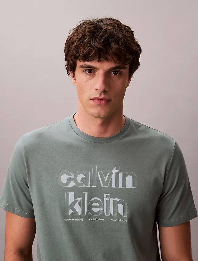 Κλασικό T-shirt με γραφικό λογότυπο σε σκιώδη απόδοση Κλασικό T-shirt με γραφικό λογότυπο σε σκιώδη απόδοση