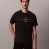 Κλασικό T-shirt με γραφικό μοτίβο Monogram Line Κλασικό T-shirt με γραφικό μοτίβο Monogram Line