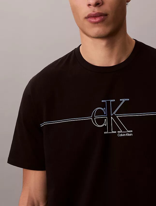 Κλασικό T-shirt με γραφικό μοτίβο Monogram Line Κλασικό T-shirt με γραφικό μοτίβο Monogram Line