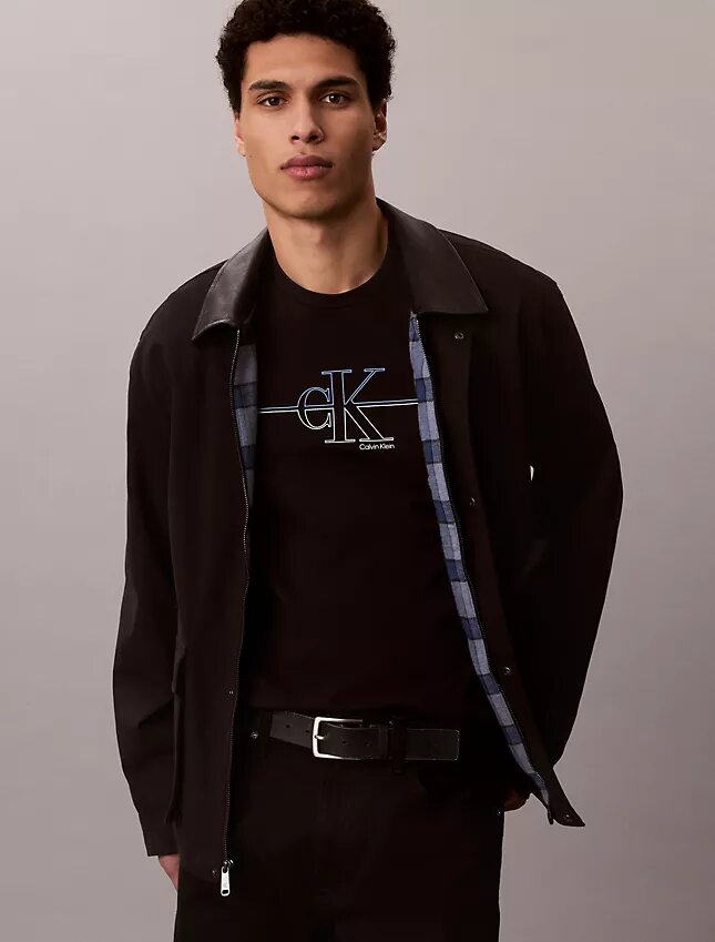 Κλασικό T-shirt με γραφικό μοτίβο Monogram Line Κλασικό T-shirt με γραφικό μοτίβο Monogram Line