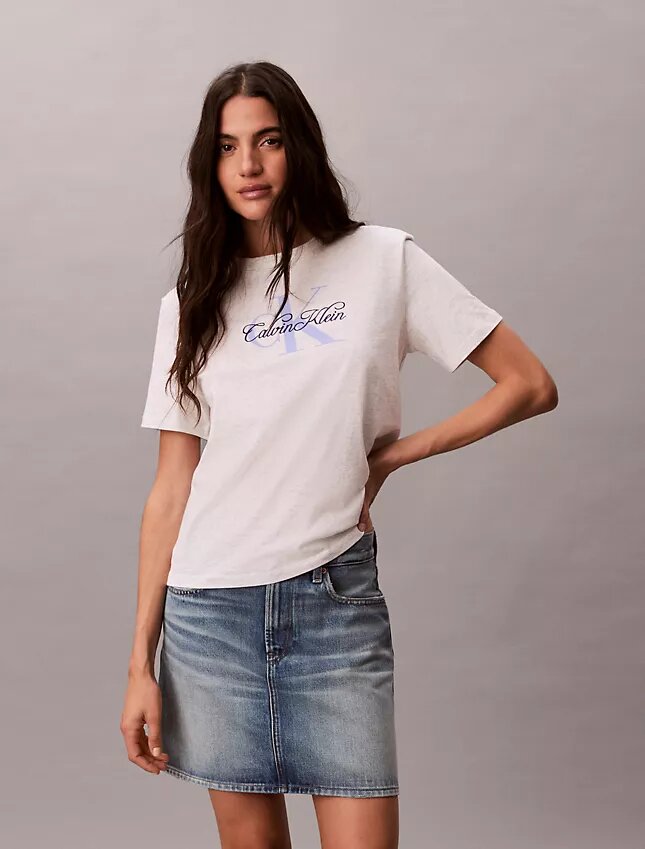 Κλασικό T-shirt με γραφικό Script Monologo Κλασικό T-shirt με γραφικό Script Monologo