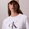 Κλασικό T-shirt με γραφικό Script Monologo Κλασικό T-shirt με γραφικό Script Monologo