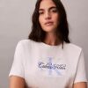 Κλασικό T-shirt με γραφικό Script Monologo Κλασικό T-shirt με γραφικό Script Monologo