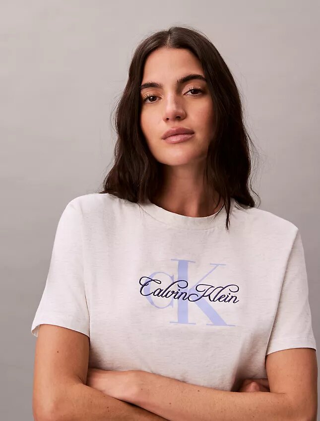 Κλασικό T-shirt με γραφικό Script Monologo Κλασικό T-shirt με γραφικό Script Monologo