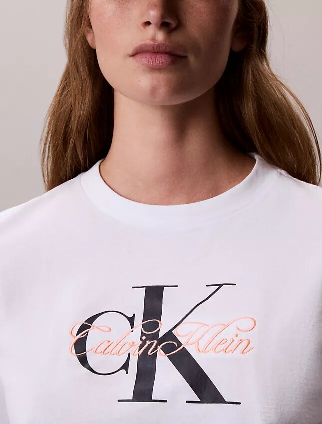 Κλασικό T-shirt με γραφικό Script Monologo Κλασικό T-shirt με γραφικό Script Monologo