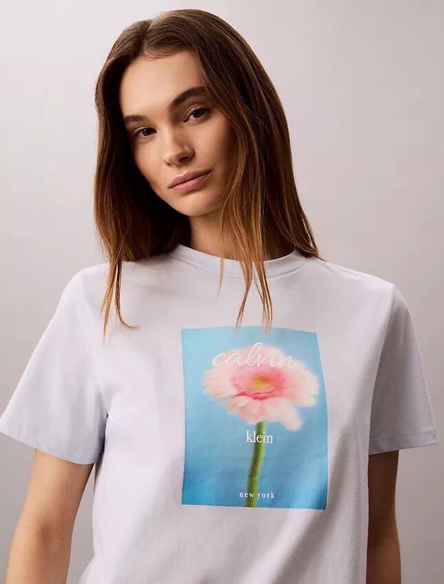Κλασικό T-shirt με σχέδιο μαργαρίτα Κλασικό T-shirt με σχέδιο μαργαρίτα