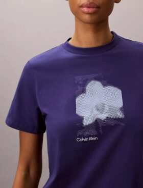 Κλασικό T-shirt με θολό floral σχέδιο