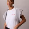 Κοντό μπλουζάκι με γραφικό Calvin Klein σε καλλιγραφικά γράμματα Κοντό μπλουζάκι με γραφικό Calvin Klein σε καλλιγραφικά γράμματα