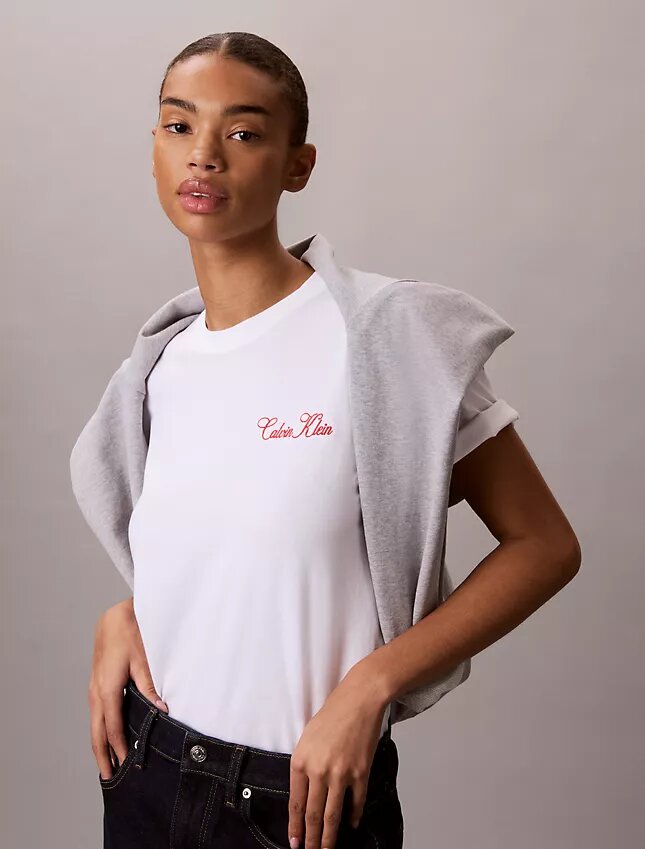 Κοντό μπλουζάκι με γραφικό Calvin Klein σε καλλιγραφικά γράμματα Κοντό μπλουζάκι με γραφικό Calvin Klein σε καλλιγραφικά γράμματα