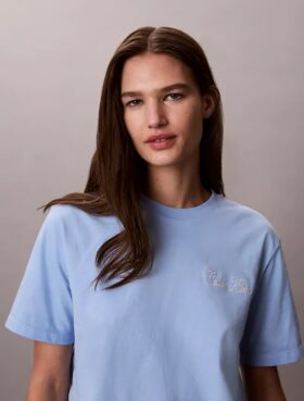 Κοντό μπλουζάκι με γραφικό Calvin Klein σε καλλιγραφικά γράμματα