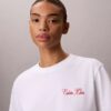 Κοντό μπλουζάκι με γραφικό Calvin Klein σε καλλιγραφικά γράμματα Κοντό μπλουζάκι με γραφικό Calvin Klein σε καλλιγραφικά γράμματα