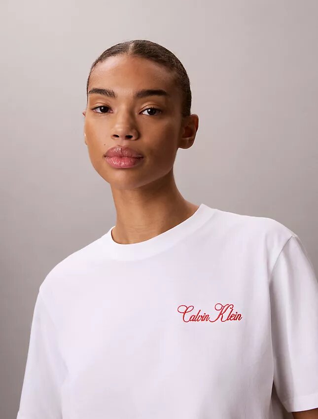 Κοντό μπλουζάκι με γραφικό Calvin Klein σε καλλιγραφικά γράμματα Κοντό μπλουζάκι με γραφικό Calvin Klein σε καλλιγραφικά γράμματα