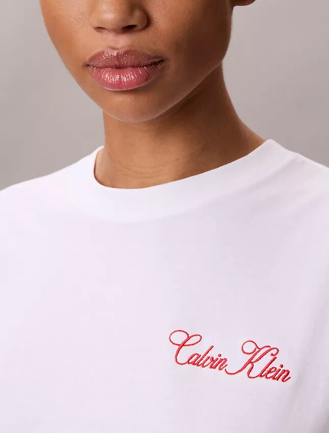 Κοντό μπλουζάκι με γραφικό Calvin Klein σε καλλιγραφικά γράμματα Κοντό μπλουζάκι με γραφικό Calvin Klein σε καλλιγραφικά γράμματα