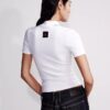 Κοντό T-shirt με στενή γραμμή και στρογγυλό λαιμό Κοντό T-shirt με στενή γραμμή και στρογγυλό λαιμό