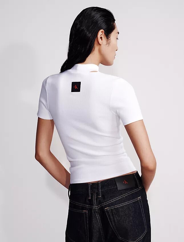 Κοντό T-shirt με στενή γραμμή και στρογγυλό λαιμό Κοντό T-shirt με στενή γραμμή και στρογγυλό λαιμό