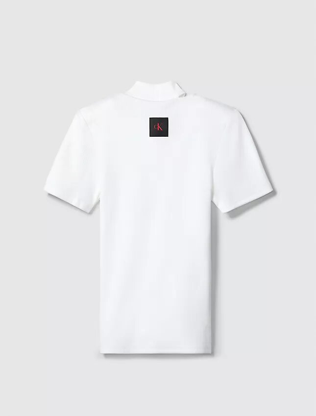 Κοντό T-shirt με στενή γραμμή και στρογγυλό λαιμό Κοντό T-shirt με στενή γραμμή και στρογγυλό λαιμό