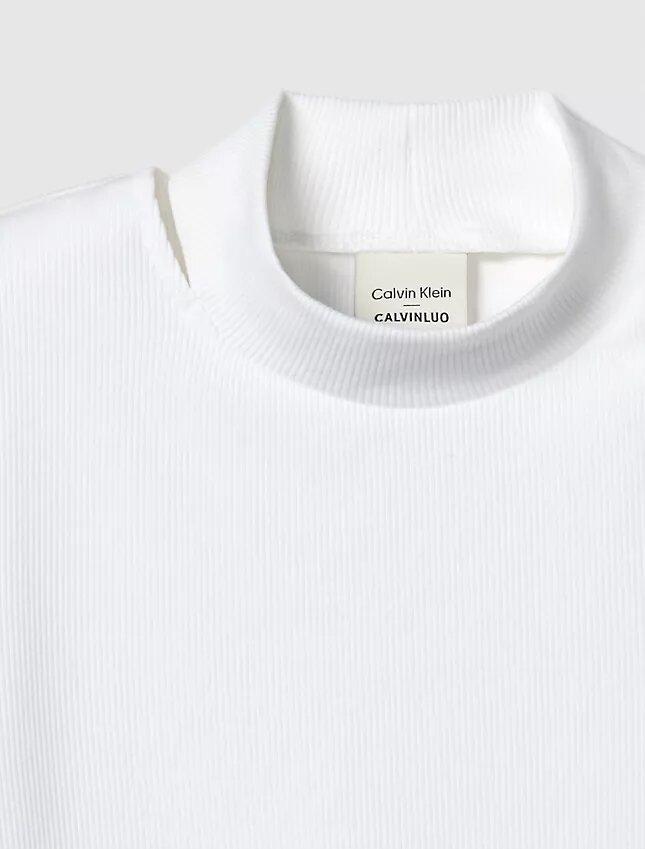 Κοντό T-shirt με στενή γραμμή και στρογγυλό λαιμό Κοντό T-shirt με στενή γραμμή και στρογγυλό λαιμό