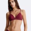 Κορυφαία τριγωνική Bikini μπλούζα σε τόνους του ίδιου χρώματος