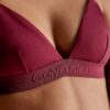 Κορυφαία τριγωνική Bikini μπλούζα σε τόνους του ίδιου χρώματος