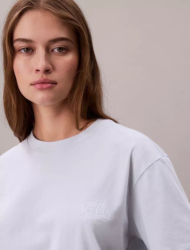 Κουμπωτό T-shirt με κεντημένο λογότυπο Κουμπωτό T-shirt με κεντημένο λογότυπο