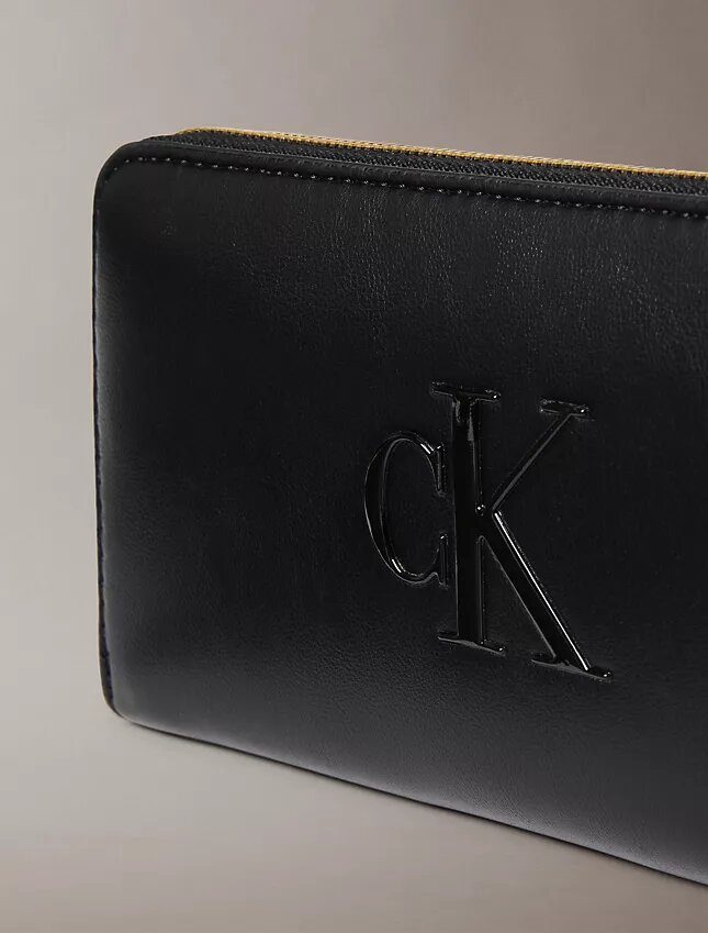 Μακρύ πορτοφόλι με φερμουάρ και έντονο Monogram Μακρύ πορτοφόλι με φερμουάρ και έντονο Monogram