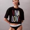 Marc Hundley Pride Viva Love Κοντό, άνετο T-shirt Marc Hundley Pride Viva Love Κοντό, άνετο T-shirt