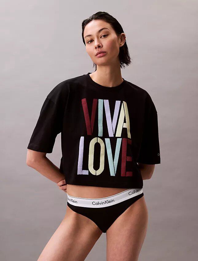 Marc Hundley Pride Viva Love Κοντό, άνετο T-shirt Marc Hundley Pride Viva Love Κοντό, άνετο T-shirt