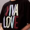 Marc Hundley Pride Viva Love Κοντό, άνετο T-shirt Marc Hundley Pride Viva Love Κοντό, άνετο T-shirt