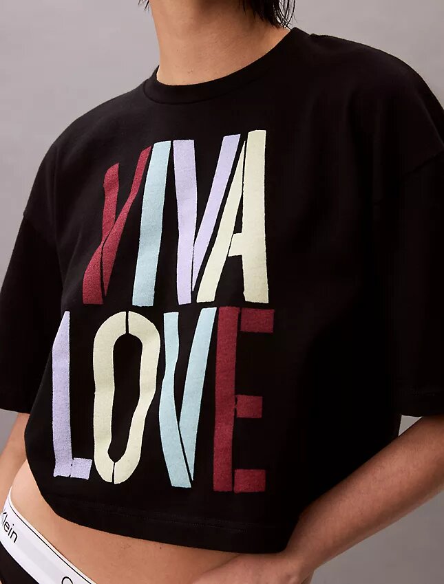 Marc Hundley Pride Viva Love Κοντό, άνετο T-shirt Marc Hundley Pride Viva Love Κοντό, άνετο T-shirt