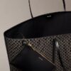 Μεγάλη τσάντα tote με λογότυπο σε όλη την επιφάνεια και θήκη Μεγάλη τσάντα tote με λογότυπο σε όλη την επιφάνεια και θήκη