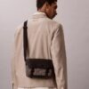 Μικρή τσάντα messenger με ζακάρ έμβλημα Μικρή τσάντα messenger με ζακάρ έμβλημα
