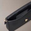 Μίνιμαλ τσάντα ώμου με μοτίβο Monogram Μίνιμαλ τσάντα ώμου με μοτίβο Monogram