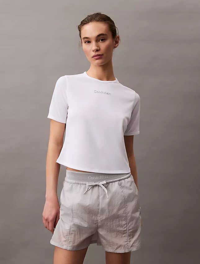 Μοντέρνο αθλητικό T-shirt με στρογγυλό λαιμό Μοντέρνο αθλητικό T-shirt με στρογγυλό λαιμό