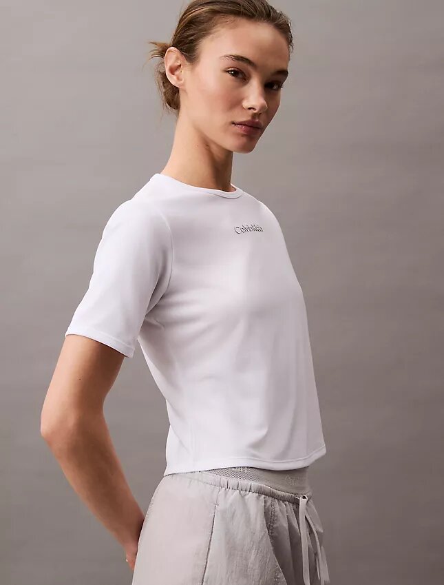 Μοντέρνο αθλητικό T-shirt με στρογγυλό λαιμό Μοντέρνο αθλητικό T-shirt με στρογγυλό λαιμό