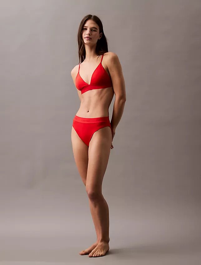 Μοντέρνο Bikini με λογότυπο στα κάτω μέρη Μοντέρνο Bikini με λογότυπο στα κάτω μέρη