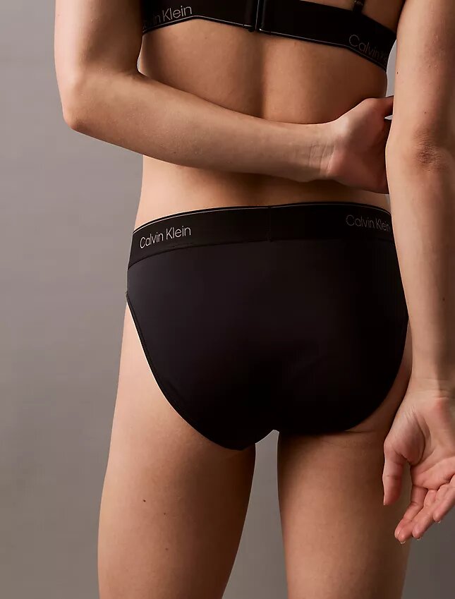 Μοντέρνο Bikini με λογότυπο στα κάτω μέρη Μοντέρνο Bikini με λογότυπο στα κάτω μέρη
