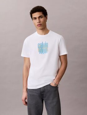Μοντέρνο μπλουζάκι με γραφικό λογότυπο Calvin Klein