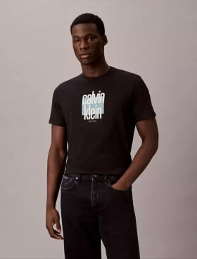 Μοντέρνο μπλουζάκι με γραφικό λογότυπο Calvin Klein