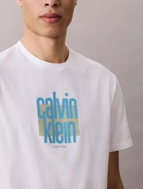 Μοντέρνο μπλουζάκι με γραφικό λογότυπο Calvin Klein