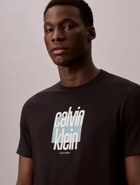 Μοντέρνο μπλουζάκι με γραφικό λογότυπο Calvin Klein